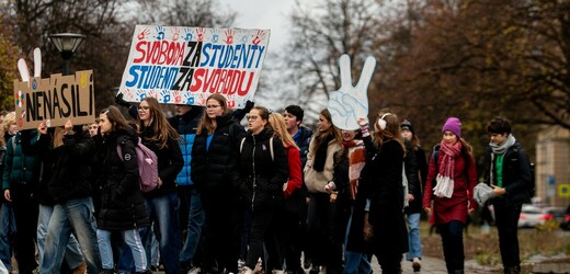 Ostravští gymnazisté na manifestaci předvedli živé obrazy z moderních dějin