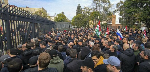 Demonstranti v Abcházii ovládli sídla moci, prezident odmítá odstoupit