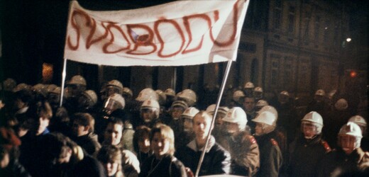 Prvním dnům sametové revoluce dominovali studenti a umělci