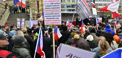 Policie pochod protestujících proti vládě odklonila od zaplněné Národní třídy