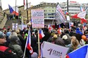 Policie pochod protestujících proti vládě odklonila od zaplněné Národní třídy