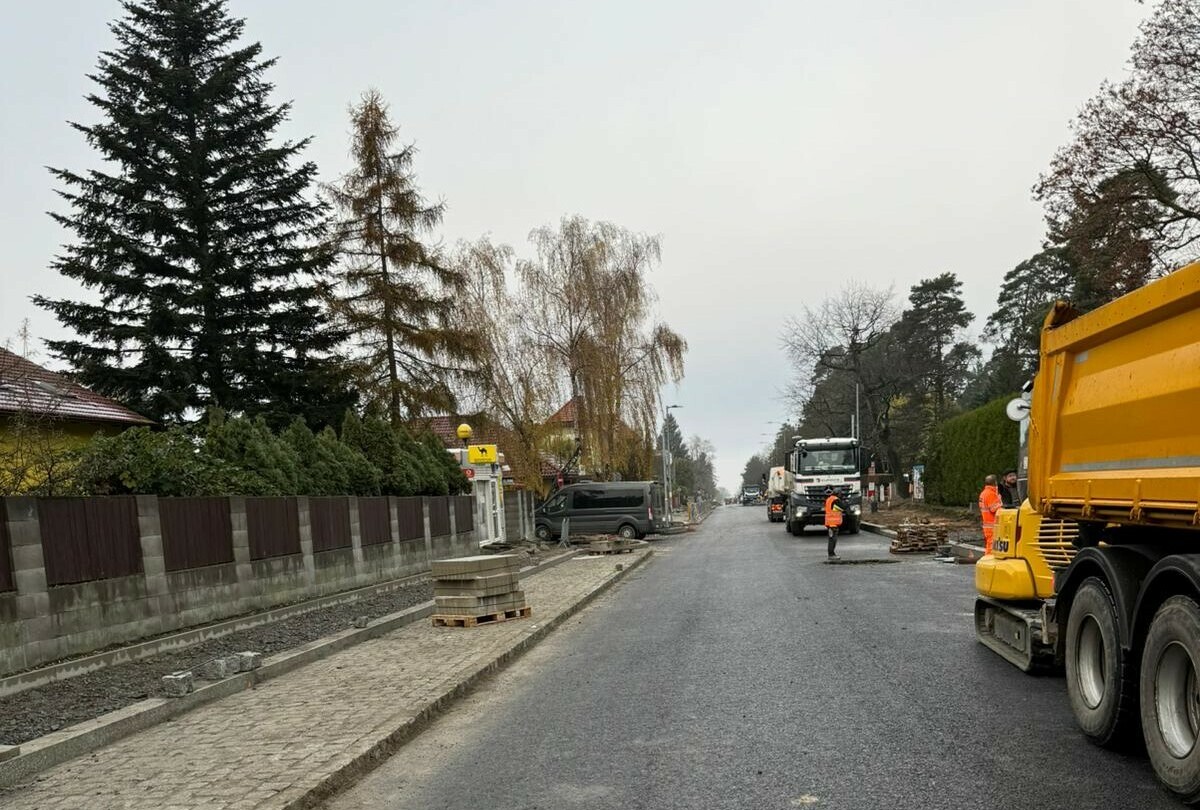 Stavbaři dokončují první část rekonstrukce průtahu Říčan u Prahy