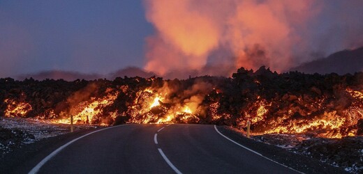 Na islandském poloostrově Reykjanes sopka chrlí druhý den lávu