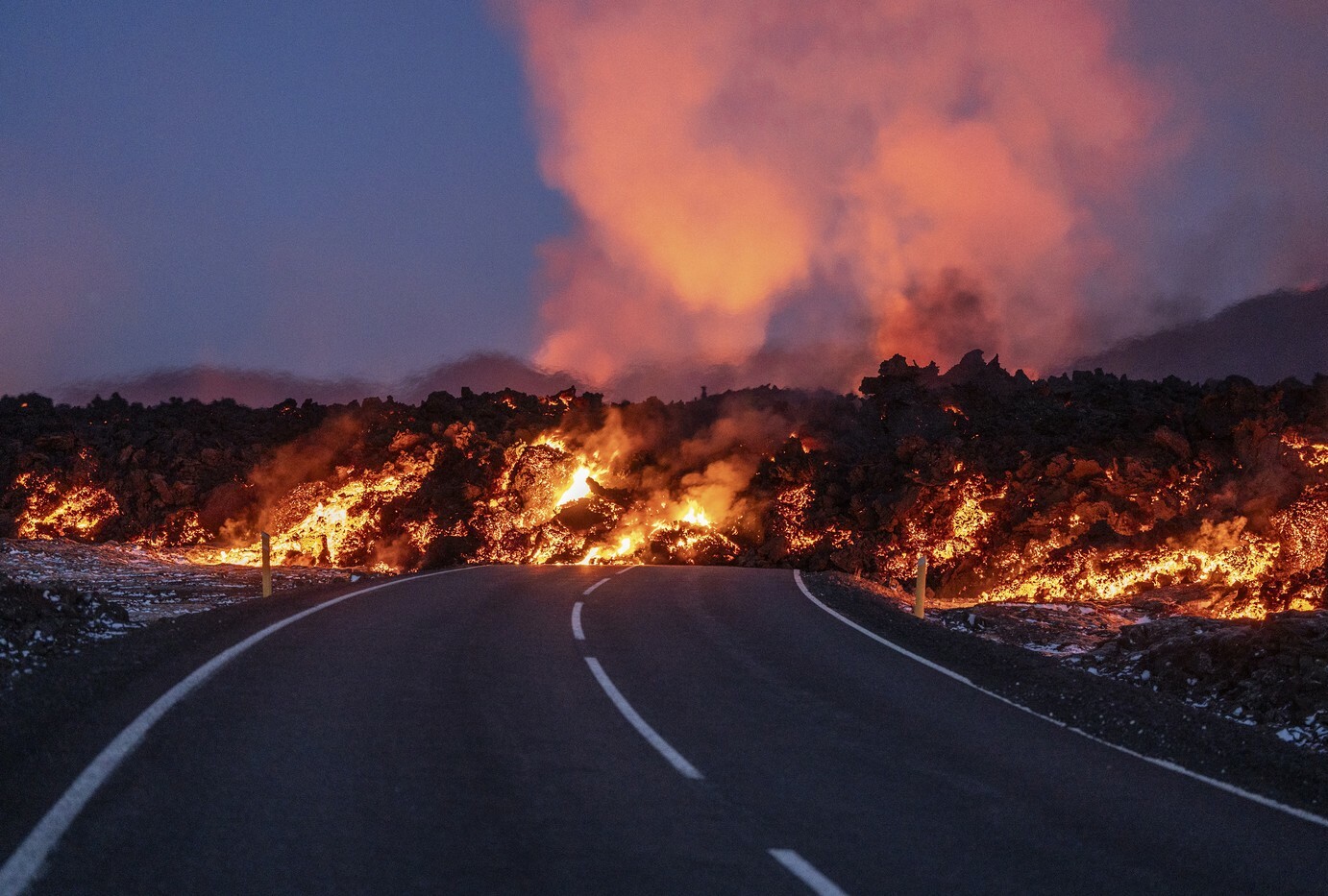 Na islandském poloostrově Reykjanes sopka chrlí druhý den lávu