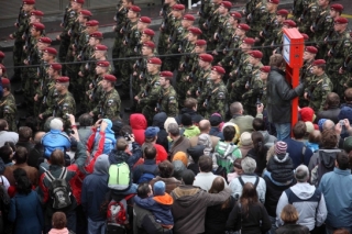 Červené barety na scéně. (Foto: Jan Zatorsky)