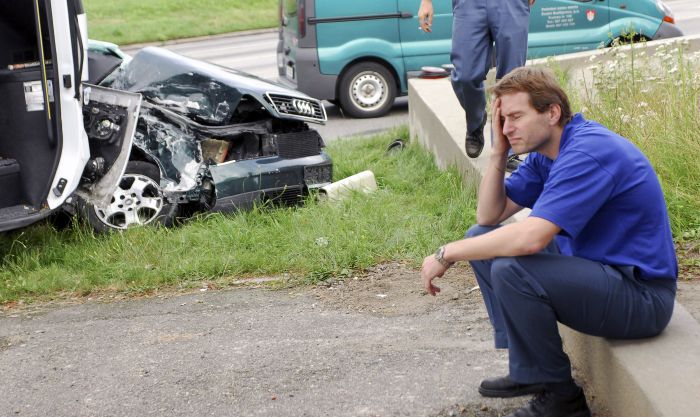 Řidič zájezdového autobusu z Děčína, do kterého 13. července ráno narazil na křižovatce v Českých Budějovicích osobní vůz Audi A 6. Dva lidé v osobním autě na místě zemřeli. (Foto: ČTK)