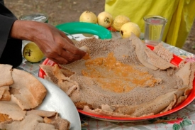 Etiopská specialita - nakyslá placka injera.