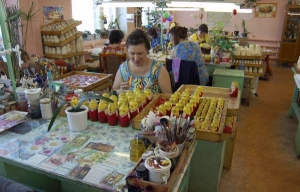 Výroba dřevěných panenek ve městě Semjonov.