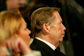 Bývalý prezident s manželkou Dagmar Havlovou.
