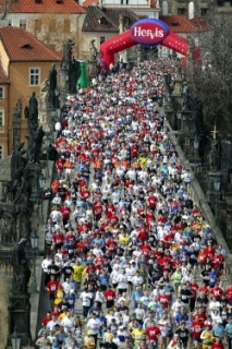 V Praze se poběží půlmaraton. Dopravu čeká řada omezení a změn.