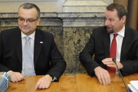 Ministři Kalousek a Říman na jednání vlády.