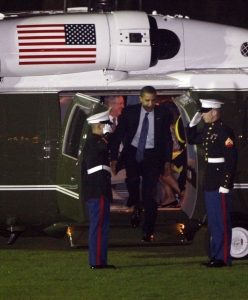 Barack Obama přilétá do rezidence amerického velvyslance v Londýně.