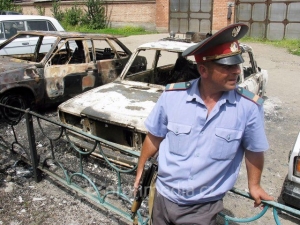 Policista hlídkuje na místě bombového útoku.