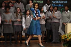 Michelle Obamová v Londýně návštívila i školu.