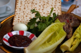 Židé slaví osmidenní svátek nekvašených chlebů Pesach.