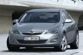 Nový Opel Astra přebírá hlavní designové prvky od větší Insignie.