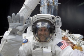 Mike Massimino během servisní mise z roku 2002.