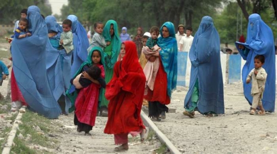 Tisíce lidí uprchly před talibanci i v důsledku bojů ze svých domovů.