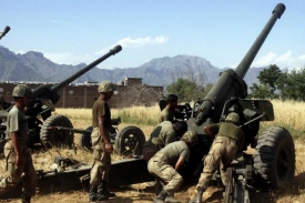 Armáda ostřeluje cíle v Horním Diru.