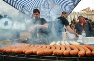 Párky se prodávaly za lidovou cenu deset korun.