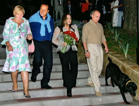 Berlusconi a Putin s manželkami.