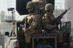 Vojáci hlídkují v ulicích města Takht Bai 150 km od Islamabádu.