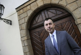 Nový ministr dopravy Gustáv Slamečka je si jistý, že peníze sežene.