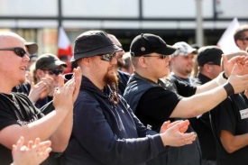 Policie odvezla Štěpánka z mítinku v Přerově. (Foto: 1. květen, Brno)