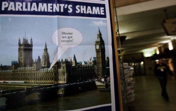 Britský parlament je v domácím tisku líčen jako dům hanby.