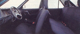 Vkusnější a hlavně kvalitnější tmavý interiér dostal Favorit až po modernizaci v roce 1993. Ale již původní verze byla oproti starším škodovkám s motorem vzadu pokrokem, hlavně co se týče prostornosti.
