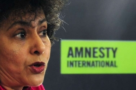 Irene Khanová představuje výroční zprávu Amnesty International.