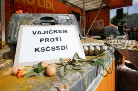 Vrhači vajec z Brna byli obviněni z výtržnictví (ilustrační foto).