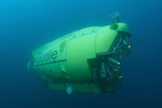 Ponorka Nautile. Trojčlenná posádka, ponor do šesti kilometrů.