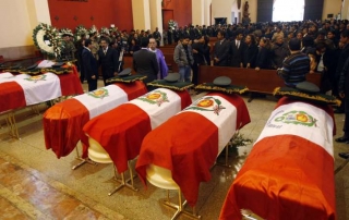 Pohřeb zabitých policistů v Bagua Chica.