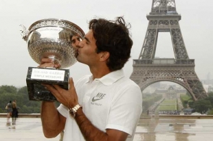 Roger Federer s pohárem za triumf na French Open.