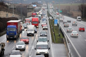 Auta nad 3, 5 tuny budou na českých dálnicích platit od roku 2010.