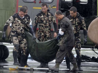 Brazilští vojáci přivážejí oběti vylovené z moře.