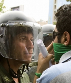 Demonstrant a policista.