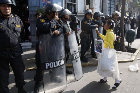 Policejní kordon v Limě při indiánských protestech.