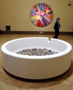 Do galerie nyní návštěvníky láká výstava Damiena Hirsta.