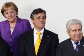 Jan Fischer (uprostřed) po boku německé kancléřky Merkelové.