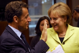 Nikolas Sarkozy a Angela Merkelová na summitu EU v Bruselu.