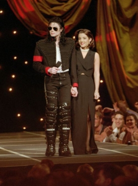 Michael Jackson se svojí ženou Lisou Marií na fotografii z roku 1994.