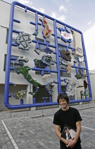 David Černý se svým kontroverzním dílem v galerii DOX.