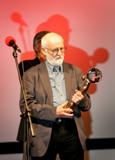 Jan Švankmajer přebírá Křišťálový globus.