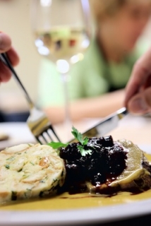 Svíčkovou nyní některé restaurace vaří povinně. Kvůli certifikátu.