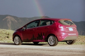 Ford Fiesta můžete mít třeba ve fialové barvě.