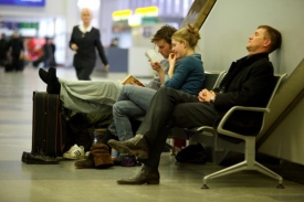 Cestující museli na letišti nedobrovolně trávit dlouhé hodiny.