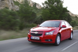 Cruze se jako první chevrolet odvážil do světa s proužkem přes masku.