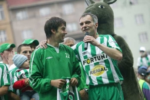 Jan Morávek (vlevo) při loučení s fanoušky Bohemians 1905.